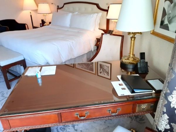 リッツカールトン大阪 クラブスーペリア デスクとベッド