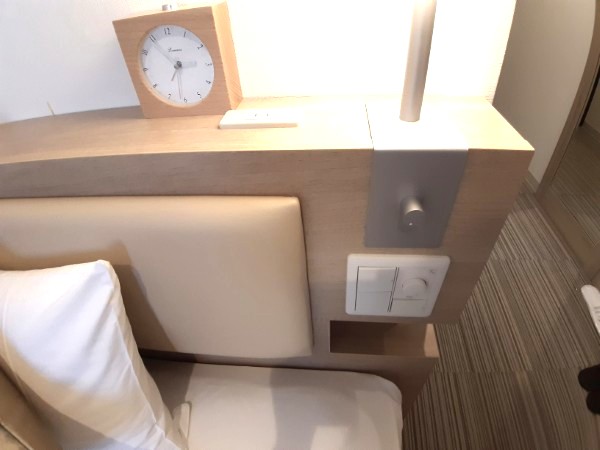 ユニゾイン大阪北浜　シングル　ベッドサイド