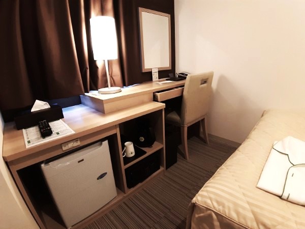 ユニゾイン大阪北浜　シングル　デスク周り