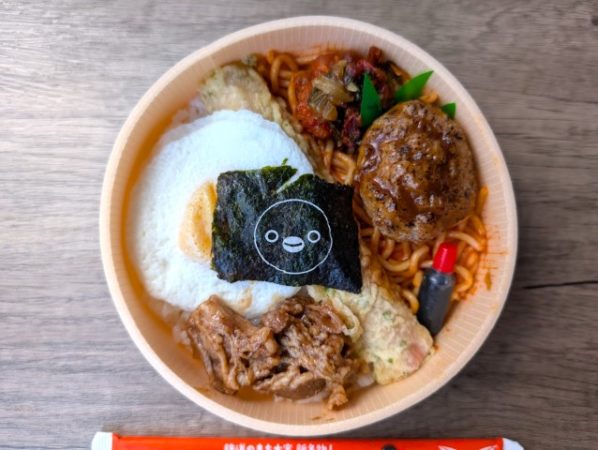 鉄道のまち大宮新名物! Suicaのペンギン弁当 全体内容 上から