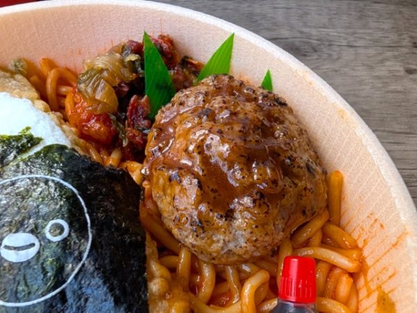 鉄道のまち大宮新名物! Suicaのペンギン弁当 国産牛のハンバーグ